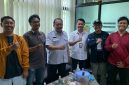 Perwakilan Jaringan Media Siber Indonesia berfoto bersama jajaran Dinas Komunikasi Informatika Persandian dan Statistik Kabupaten Bekasi usai audiensi terkait penguatan literasi digital dan kolaborasi program media di Kabupaten Bekasi.