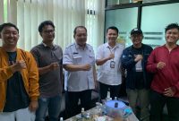 Perwakilan Jaringan Media Siber Indonesia berfoto bersama jajaran Dinas Komunikasi Informatika Persandian dan Statistik Kabupaten Bekasi usai audiensi terkait penguatan literasi digital dan kolaborasi program media di Kabupaten Bekasi.