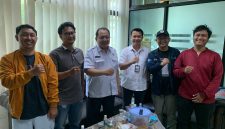 Perwakilan Jaringan Media Siber Indonesia berfoto bersama jajaran Dinas Komunikasi Informatika Persandian dan Statistik Kabupaten Bekasi usai audiensi terkait penguatan literasi digital dan kolaborasi program media di Kabupaten Bekasi.