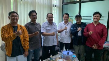 Perwakilan Jaringan Media Siber Indonesia berfoto bersama jajaran Dinas Komunikasi Informatika Persandian dan Statistik Kabupaten Bekasi usai audiensi terkait penguatan literasi digital dan kolaborasi program media di Kabupaten Bekasi.