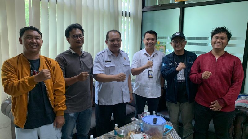 Perwakilan Jaringan Media Siber Indonesia berfoto bersama jajaran Dinas Komunikasi Informatika Persandian dan Statistik Kabupaten Bekasi usai audiensi terkait penguatan literasi digital dan kolaborasi program media di Kabupaten Bekasi.