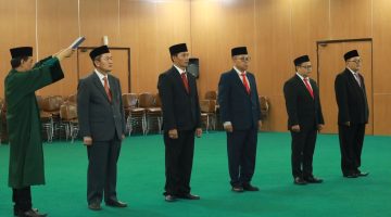 Tri Adhianto melantik jajaran pengurus Badan Amil Zakat Nasional periode 2026–2031 di Aula Nonon Sonthanie, Kota Bekasi, Rabu (13/5/2026). H. Sudarsono dipercaya memimpin Baznas Kota Bekasi untuk lima tahun ke depan.