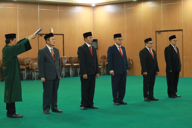 Tri Adhianto melantik jajaran pengurus Badan Amil Zakat Nasional periode 2026–2031 di Aula Nonon Sonthanie, Kota Bekasi, Rabu (13/5/2026). H. Sudarsono dipercaya memimpin Baznas Kota Bekasi untuk lima tahun ke depan.