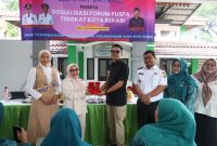 Keterangan Foto:
Ketua Forum PUSPA Kota Bekasi Hj. Wiwiek Hargono Tri Adhianto bersama jajaran Pemerintah Kota Bekasi dan narasumber dari Densus 88 Anti Teror saat kegiatan Sosialisasi Forum PUSPA dan PUSPAGA di Aula Kecamatan Pondok Melati, Kota Bekasi, Rabu (13/5/2026). Kegiatan ini bertujuan memperkuat ketahanan keluarga serta mencegah radikalisme sejak dini di lingkungan masyarakat.