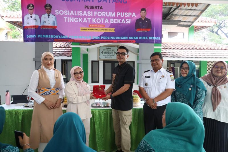 Keterangan Foto:
Ketua Forum PUSPA Kota Bekasi Hj. Wiwiek Hargono Tri Adhianto bersama jajaran Pemerintah Kota Bekasi dan narasumber dari Densus 88 Anti Teror saat kegiatan Sosialisasi Forum PUSPA dan PUSPAGA di Aula Kecamatan Pondok Melati, Kota Bekasi, Rabu (13/5/2026). Kegiatan ini bertujuan memperkuat ketahanan keluarga serta mencegah radikalisme sejak dini di lingkungan masyarakat.