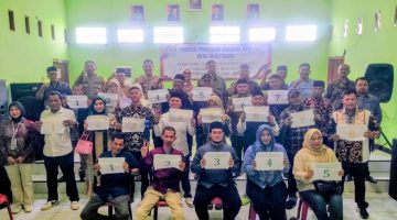 Panitia bersama para calon anggota BPD Desa Muktiwari berfoto usai pengundian nomor urut calon anggota BPD periode 2026–2031 yang berlangsung aman dan kondusif, Kamis (14/5/2026).