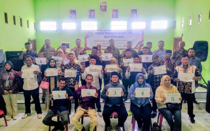 Panitia bersama para calon anggota BPD Desa Muktiwari berfoto usai pengundian nomor urut calon anggota BPD periode 2026–2031 yang berlangsung aman dan kondusif, Kamis (14/5/2026).