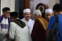 Wakil Wali Kota Bekasi Abdul Harris Bobihoe bersalaman dengan warga usai Safari Jumat di Masjid At Taqwa Pekayon, Bekasi Selatan, Jumat (15/5/2026). Dalam kesempatan tersebut, Harris mengingatkan pentingnya pelaksanaan kurban sesuai syariat Islam serta mengajak masyarakat mendoakan kelancaran ibadah haji Wali Kota Bekasi Tri Adhianto.