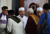 Wakil Wali Kota Bekasi Abdul Harris Bobihoe bersalaman dengan warga usai Safari Jumat di Masjid At Taqwa Pekayon, Bekasi Selatan, Jumat (15/5/2026). Dalam kesempatan tersebut, Harris mengingatkan pentingnya pelaksanaan kurban sesuai syariat Islam serta mengajak masyarakat mendoakan kelancaran ibadah haji Wali Kota Bekasi Tri Adhianto.