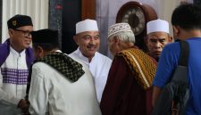 Wakil Wali Kota Bekasi Abdul Harris Bobihoe bersalaman dengan warga usai Safari Jumat di Masjid At Taqwa Pekayon, Bekasi Selatan, Jumat (15/5/2026). Dalam kesempatan tersebut, Harris mengingatkan pentingnya pelaksanaan kurban sesuai syariat Islam serta mengajak masyarakat mendoakan kelancaran ibadah haji Wali Kota Bekasi Tri Adhianto.