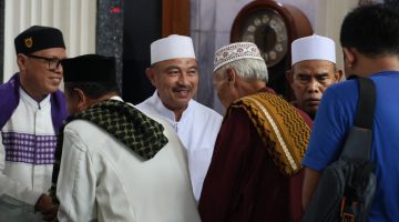 Wakil Wali Kota Bekasi Abdul Harris Bobihoe bersalaman dengan warga usai Safari Jumat di Masjid At Taqwa Pekayon, Bekasi Selatan, Jumat (15/5/2026). Dalam kesempatan tersebut, Harris mengingatkan pentingnya pelaksanaan kurban sesuai syariat Islam serta mengajak masyarakat mendoakan kelancaran ibadah haji Wali Kota Bekasi Tri Adhianto.
