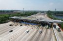 Keterangan Foto:
Suasana arus lalu lintas kendaraan di Gerbang Tol Cikampek Utama saat libur panjang Kenaikan Yesus Kristus 2026. PT Jasamarga Transjawa Tol mencatat lonjakan kendaraan menuju wilayah Timur Trans Jawa mencapai 40 persen dibanding kondisi normal.