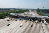 Keterangan Foto:
Suasana arus lalu lintas kendaraan di Gerbang Tol Cikampek Utama saat libur panjang Kenaikan Yesus Kristus 2026. PT Jasamarga Transjawa Tol mencatat lonjakan kendaraan menuju wilayah Timur Trans Jawa mencapai 40 persen dibanding kondisi normal.