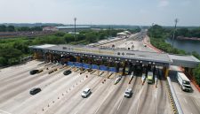 Keterangan Foto:
Suasana arus lalu lintas kendaraan di Gerbang Tol Cikampek Utama saat libur panjang Kenaikan Yesus Kristus 2026. PT Jasamarga Transjawa Tol mencatat lonjakan kendaraan menuju wilayah Timur Trans Jawa mencapai 40 persen dibanding kondisi normal.