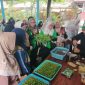 Peserta Workshop Hidroponik Forum UMKM Kecamatan Cibitung mengikuti praktik langsung bersama narasumber saat pelatihan hidroponik di Kebon Besan, Sabtu (16/5/2026). Kegiatan ini memberikan edukasi tentang teknik budidaya hidroponik serta peluang usaha bagi pelaku UMKM.
