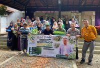 Keterangan foto:
Peserta Forum UMKM Kecamatan Cibitung berfoto bersama usai mengikuti Workshop Hidroponik di Kebun Besan, Kecamatan Cibitung, Sabtu (16/5/2026). Kegiatan menghadirkan praktisi sekaligus pengusaha hidroponik, Zulkarnaen, untuk memberikan edukasi dan pelatihan budidaya hidroponik bagi pelaku UMKM.