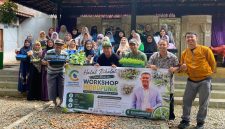 Keterangan foto:
Peserta Forum UMKM Kecamatan Cibitung berfoto bersama usai mengikuti Workshop Hidroponik di Kebun Besan, Kecamatan Cibitung, Sabtu (16/5/2026). Kegiatan menghadirkan praktisi sekaligus pengusaha hidroponik, Zulkarnaen, untuk memberikan edukasi dan pelatihan budidaya hidroponik bagi pelaku UMKM.