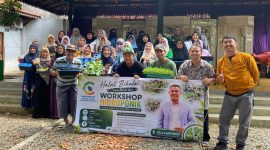 Keterangan foto:
Peserta Forum UMKM Kecamatan Cibitung berfoto bersama usai mengikuti Workshop Hidroponik di Kebun Besan, Kecamatan Cibitung, Sabtu (16/5/2026). Kegiatan menghadirkan praktisi sekaligus pengusaha hidroponik, Zulkarnaen, untuk memberikan edukasi dan pelatihan budidaya hidroponik bagi pelaku UMKM.