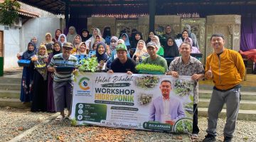 Keterangan foto:
Peserta Forum UMKM Kecamatan Cibitung berfoto bersama usai mengikuti Workshop Hidroponik di Kebun Besan, Kecamatan Cibitung, Sabtu (16/5/2026). Kegiatan menghadirkan praktisi sekaligus pengusaha hidroponik, Zulkarnaen, untuk memberikan edukasi dan pelatihan budidaya hidroponik bagi pelaku UMKM.