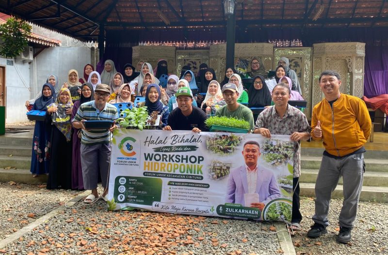 Keterangan foto:
Peserta Forum UMKM Kecamatan Cibitung berfoto bersama usai mengikuti Workshop Hidroponik di Kebun Besan, Kecamatan Cibitung, Sabtu (16/5/2026). Kegiatan menghadirkan praktisi sekaligus pengusaha hidroponik, Zulkarnaen, untuk memberikan edukasi dan pelatihan budidaya hidroponik bagi pelaku UMKM.