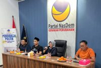 Ketua DPD Partai NasDem Kabupaten Bekasi, Siti Qomariyah memimpin rapat perdana bersama jajaran pengurus guna mempercepat pembentukan kepengurusan DPRt di 187 desa dan kelurahan se-Kabupaten Bekasi, di Tambun Selatan, Selasa (12/5).