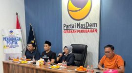 Ketua DPD Partai NasDem Kabupaten Bekasi, Siti Qomariyah memimpin rapat perdana bersama jajaran pengurus guna mempercepat pembentukan kepengurusan DPRt di 187 desa dan kelurahan se-Kabupaten Bekasi, di Tambun Selatan, Selasa (12/5).