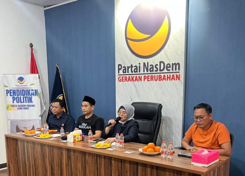 Ketua DPD Partai NasDem Kabupaten Bekasi, Siti Qomariyah memimpin rapat perdana bersama jajaran pengurus guna mempercepat pembentukan kepengurusan DPRt di 187 desa dan kelurahan se-Kabupaten Bekasi, di Tambun Selatan, Selasa (12/5).
