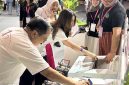 Pengunjung berpartisipasi dalam program pengumpulan sampah elektronik (e-waste) pada gelaran XLSMART DAY di ICE BSD, Tangerang. Melalui fasilitas E-Waste Drop Box, XLSMART mengajak masyarakat mendonasikan perangkat elektronik bekas sebagai bagian dari implementasi event berkelanjutan dan komitmen ESG perusahaan.