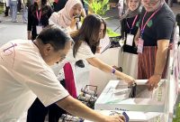 Pengunjung berpartisipasi dalam program pengumpulan sampah elektronik (e-waste) pada gelaran XLSMART DAY di ICE BSD, Tangerang. Melalui fasilitas E-Waste Drop Box, XLSMART mengajak masyarakat mendonasikan perangkat elektronik bekas sebagai bagian dari implementasi event berkelanjutan dan komitmen ESG perusahaan.