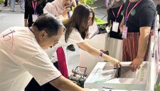 Pengunjung berpartisipasi dalam program pengumpulan sampah elektronik (e-waste) pada gelaran XLSMART DAY di ICE BSD, Tangerang. Melalui fasilitas E-Waste Drop Box, XLSMART mengajak masyarakat mendonasikan perangkat elektronik bekas sebagai bagian dari implementasi event berkelanjutan dan komitmen ESG perusahaan.