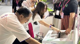 Pengunjung berpartisipasi dalam program pengumpulan sampah elektronik (e-waste) pada gelaran XLSMART DAY di ICE BSD, Tangerang. Melalui fasilitas E-Waste Drop Box, XLSMART mengajak masyarakat mendonasikan perangkat elektronik bekas sebagai bagian dari implementasi event berkelanjutan dan komitmen ESG perusahaan.