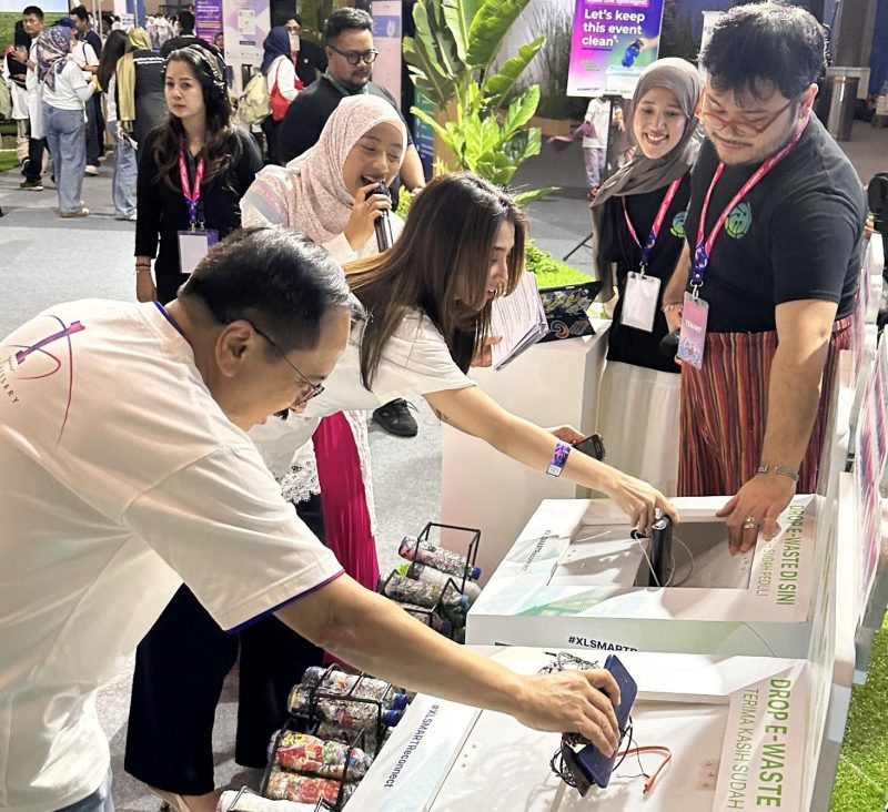 Pengunjung berpartisipasi dalam program pengumpulan sampah elektronik (e-waste) pada gelaran XLSMART DAY di ICE BSD, Tangerang. Melalui fasilitas E-Waste Drop Box, XLSMART mengajak masyarakat mendonasikan perangkat elektronik bekas sebagai bagian dari implementasi event berkelanjutan dan komitmen ESG perusahaan.