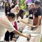 Pengunjung berpartisipasi dalam program pengumpulan sampah elektronik (e-waste) pada gelaran XLSMART DAY di ICE BSD, Tangerang. Melalui fasilitas E-Waste Drop Box, XLSMART mengajak masyarakat mendonasikan perangkat elektronik bekas sebagai bagian dari implementasi event berkelanjutan dan komitmen ESG perusahaan.