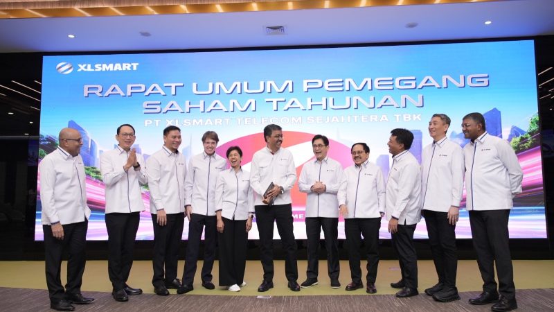Jajaran Direksi dan Dewan Komisaris XLSMART berfoto bersama usai pelaksanaan Rapat Umum Pemegang Saham Tahunan (RUPST) Tahun Buku 2025 di Jakarta, Rabu (20/5/2026). Dalam RUPST tersebut, XLSMART menegaskan komitmennya memperkuat transformasi pascamerger, integrasi jaringan, dan pengembangan layanan 5G di Indonesia.