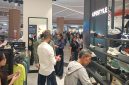 Pengunjung melihat berbagai koleksi sepatu dan apparel di Mono Store Diadora yang resmi dibuka di Living World Grand Wisata, Bekasi, Jumat (22/5/2026). Gerai ini menghadirkan konsep sport lifestyle khas Italia dengan koleksi running, soccer, hingga lifestyle premium.