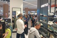 Pengunjung melihat berbagai koleksi sepatu dan apparel di Mono Store Diadora yang resmi dibuka di Living World Grand Wisata, Bekasi, Jumat (22/5/2026). Gerai ini menghadirkan konsep sport lifestyle khas Italia dengan koleksi running, soccer, hingga lifestyle premium.