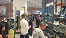 Pengunjung melihat berbagai koleksi sepatu dan apparel di Mono Store Diadora yang resmi dibuka di Living World Grand Wisata, Bekasi, Jumat (22/5/2026). Gerai ini menghadirkan konsep sport lifestyle khas Italia dengan koleksi running, soccer, hingga lifestyle premium.