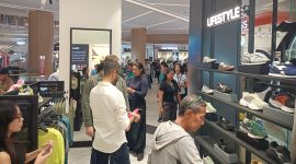 Pengunjung melihat berbagai koleksi sepatu dan apparel di Mono Store Diadora yang resmi dibuka di Living World Grand Wisata, Bekasi, Jumat (22/5/2026). Gerai ini menghadirkan konsep sport lifestyle khas Italia dengan koleksi running, soccer, hingga lifestyle premium.