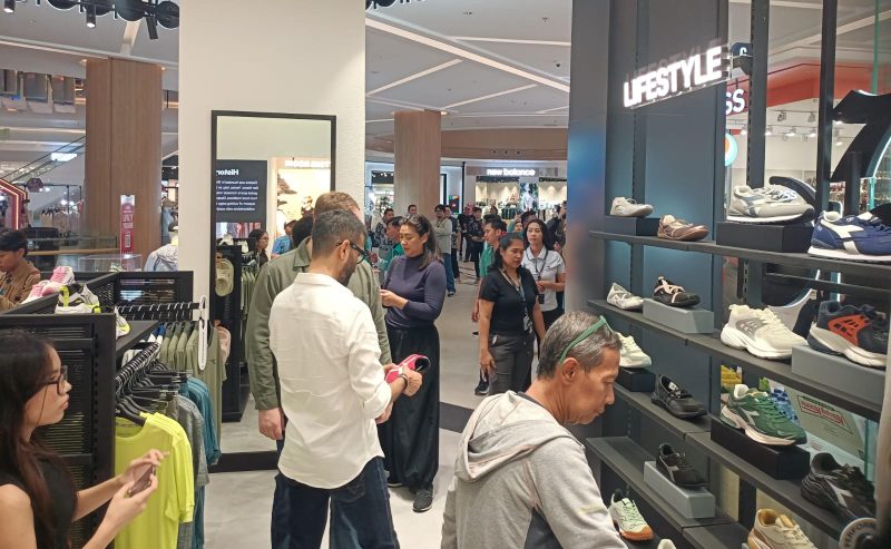Pengunjung melihat berbagai koleksi sepatu dan apparel di Mono Store Diadora yang resmi dibuka di Living World Grand Wisata, Bekasi, Jumat (22/5/2026). Gerai ini menghadirkan konsep sport lifestyle khas Italia dengan koleksi running, soccer, hingga lifestyle premium.