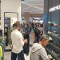Pengunjung melihat berbagai koleksi sepatu dan apparel di Mono Store Diadora yang resmi dibuka di Living World Grand Wisata, Bekasi, Jumat (22/5/2026). Gerai ini menghadirkan konsep sport lifestyle khas Italia dengan koleksi running, soccer, hingga lifestyle premium.