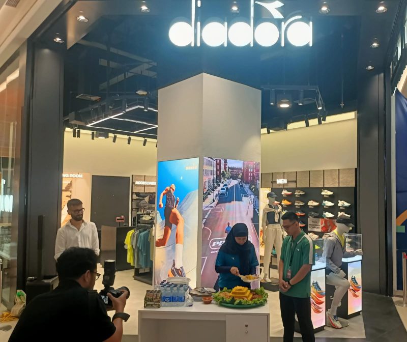 Grand opening Mono Store pertama Diadora di Living World Grand Wisata, Bekasi, Jumat (22/5/2026). Kehadiran gerai ini menjadi langkah strategis Diadora dalam memperkuat pasar sport lifestyle di Indonesia dengan menghadirkan konsep “The Home of Italian Sport Lifestyle”.