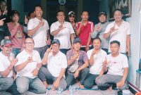 Relawan dan pendukung yang tergabung dalam SQUAD ACP “Tegak Lurus” berkumpul di kediaman Anen Cerdik Parwoto di Desa Muktiwari, Sabtu (23/5/2026). Pertemuan berlangsung penuh keakraban sebagai bentuk syukur dan ucapan selamat atas terpilihnya Anen Cerdik Parwoto sebagai anggota BPD Desa Muktiwari periode 2026–2034.