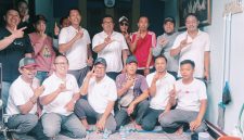 Relawan dan pendukung yang tergabung dalam SQUAD ACP “Tegak Lurus” berkumpul di kediaman Anen Cerdik Parwoto di Desa Muktiwari, Sabtu (23/5/2026). Pertemuan berlangsung penuh keakraban sebagai bentuk syukur dan ucapan selamat atas terpilihnya Anen Cerdik Parwoto sebagai anggota BPD Desa Muktiwari periode 2026–2034.