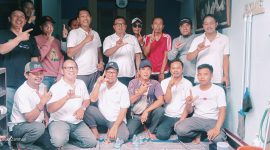 Relawan dan pendukung yang tergabung dalam SQUAD ACP “Tegak Lurus” berkumpul di kediaman Anen Cerdik Parwoto di Desa Muktiwari, Sabtu (23/5/2026). Pertemuan berlangsung penuh keakraban sebagai bentuk syukur dan ucapan selamat atas terpilihnya Anen Cerdik Parwoto sebagai anggota BPD Desa Muktiwari periode 2026–2034.