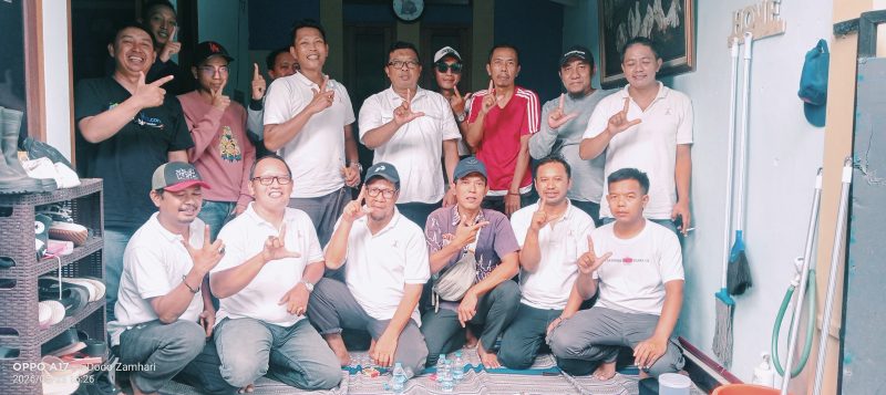 Relawan dan pendukung yang tergabung dalam SQUAD ACP “Tegak Lurus” berkumpul di kediaman Anen Cerdik Parwoto di Desa Muktiwari, Sabtu (23/5/2026). Pertemuan berlangsung penuh keakraban sebagai bentuk syukur dan ucapan selamat atas terpilihnya Anen Cerdik Parwoto sebagai anggota BPD Desa Muktiwari periode 2026–2034.
