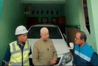 Petugas jaringan gas bersama warga berdialog saat peninjauan program jargas rumah tangga di kawasan Rawalumbu, Kota Bekasi, Jumat (22/5/2026). Program perluasan sambungan gas bumi terus didorong untuk memenuhi tingginya minat masyarakat terhadap energi yang lebih hemat dan praktis.