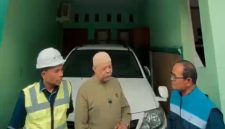 Petugas jaringan gas bersama warga berdialog saat peninjauan program jargas rumah tangga di kawasan Rawalumbu, Kota Bekasi, Jumat (22/5/2026). Program perluasan sambungan gas bumi terus didorong untuk memenuhi tingginya minat masyarakat terhadap energi yang lebih hemat dan praktis.