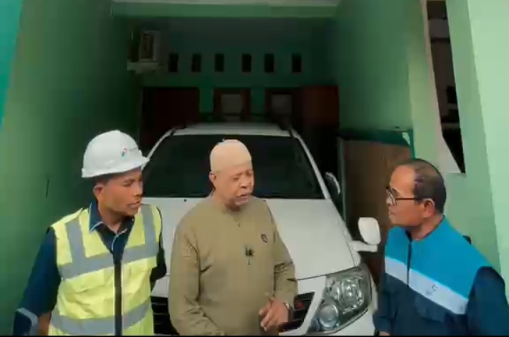 Petugas jaringan gas bersama warga berdialog saat peninjauan program jargas rumah tangga di kawasan Rawalumbu, Kota Bekasi, Jumat (22/5/2026). Program perluasan sambungan gas bumi terus didorong untuk memenuhi tingginya minat masyarakat terhadap energi yang lebih hemat dan praktis.