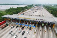 Keterangan Foto:
Suasana arus kendaraan melintas di Gerbang Tol Cikampek Utama, Bekasi. PT Jasamarga Transjawa Tol (JTT) mengoptimalkan layanan operasional dan menyiagakan sejumlah armada guna mengantisipasi lonjakan mobilitas masyarakat selama libur panjang Hari Raya Iduladha 1447H/2026.