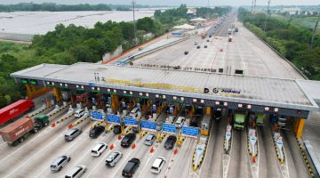 Keterangan Foto:
Suasana arus kendaraan melintas di Gerbang Tol Cikampek Utama, Bekasi. PT Jasamarga Transjawa Tol (JTT) mengoptimalkan layanan operasional dan menyiagakan sejumlah armada guna mengantisipasi lonjakan mobilitas masyarakat selama libur panjang Hari Raya Iduladha 1447H/2026.